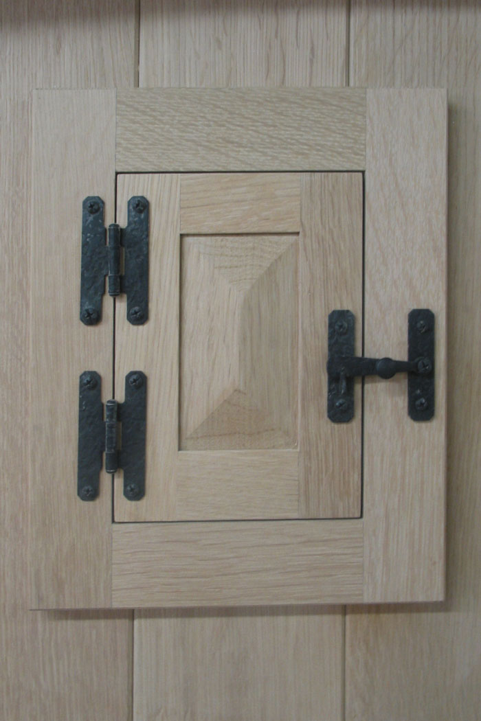 littledoordetail.jpg - 138900 Bytes